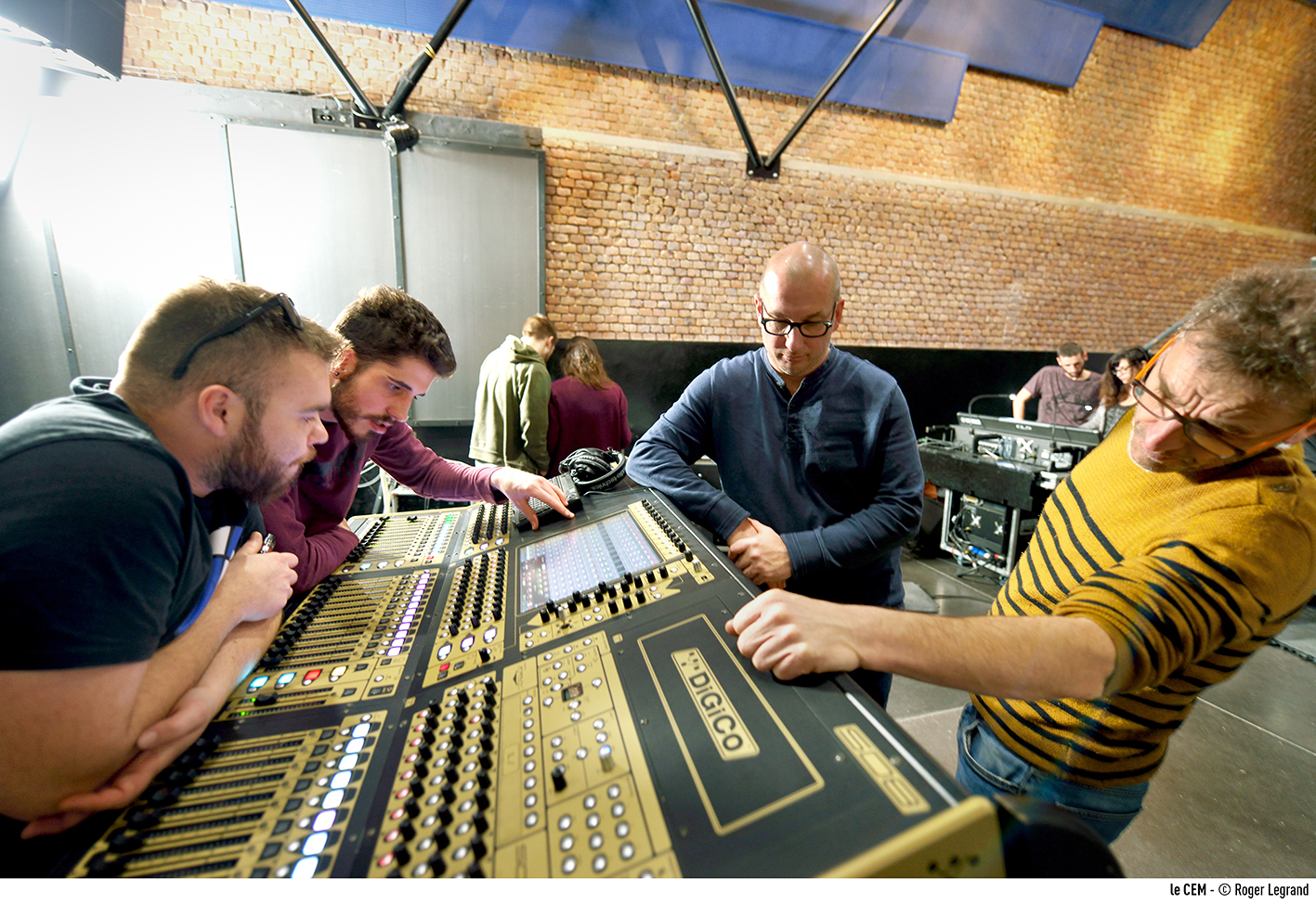 Barre de 8 jeux de lumières autonome - Location de matériel audiovisuel à  Caen