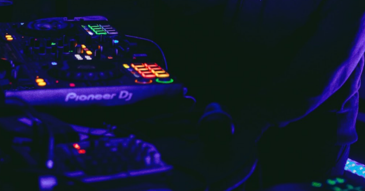 Photo de platines pour annoncer le DJ set du collectif Ekho Crew